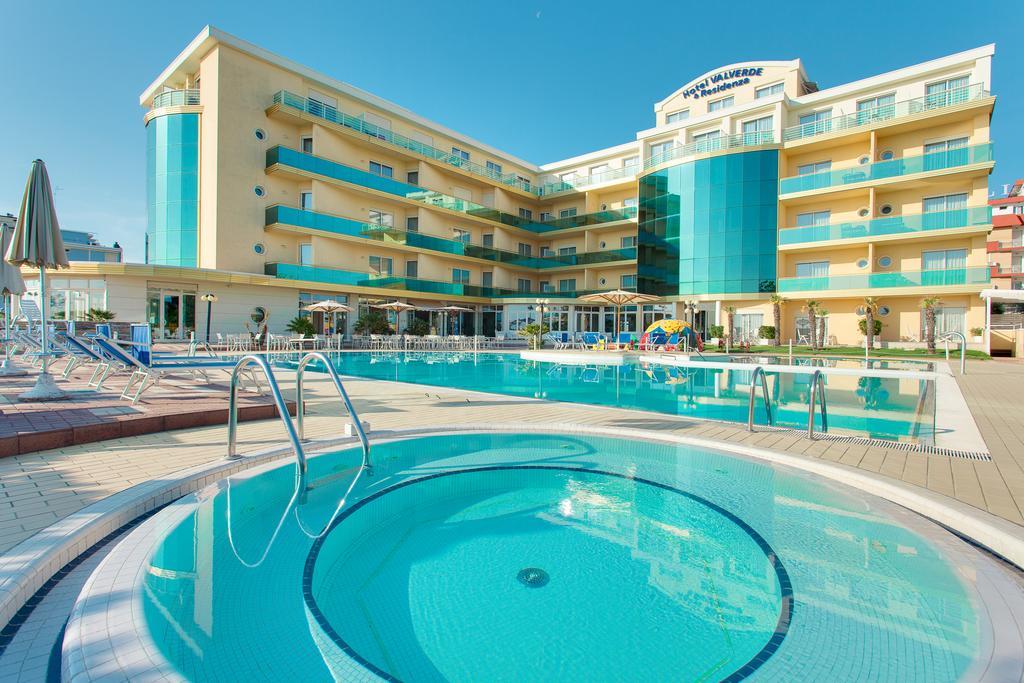 Hotel Valverde & Residenza チェゼナーティコ エクステリア 写真