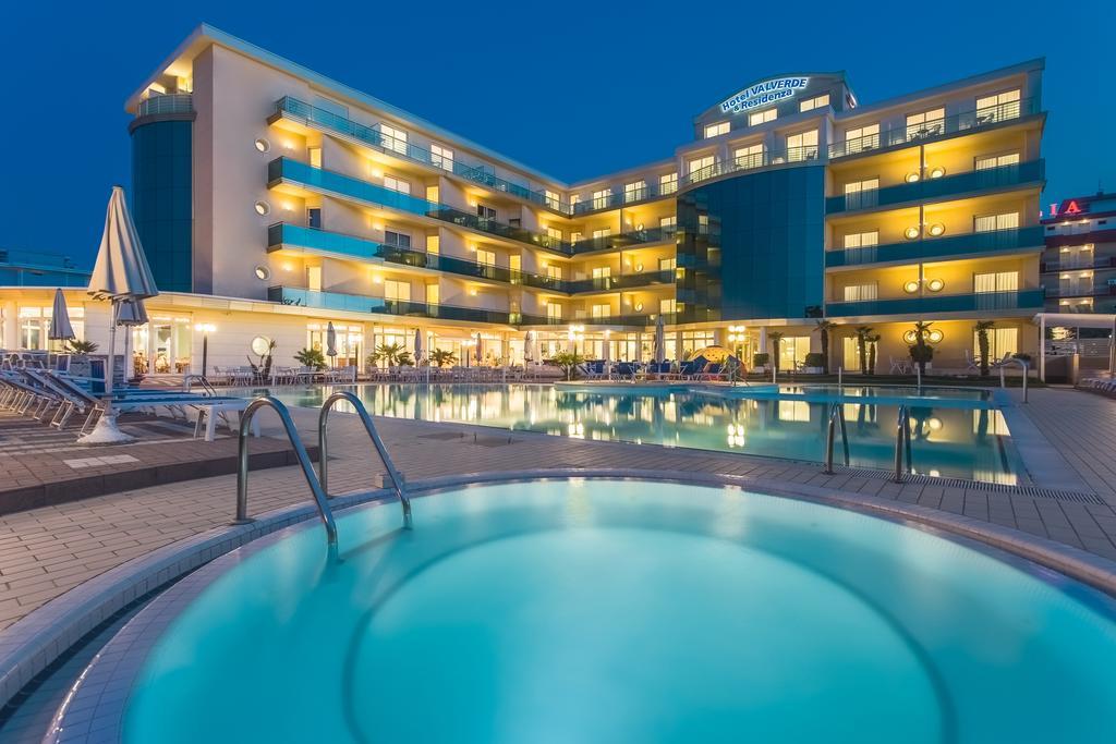 Hotel Valverde & Residenza チェゼナーティコ エクステリア 写真