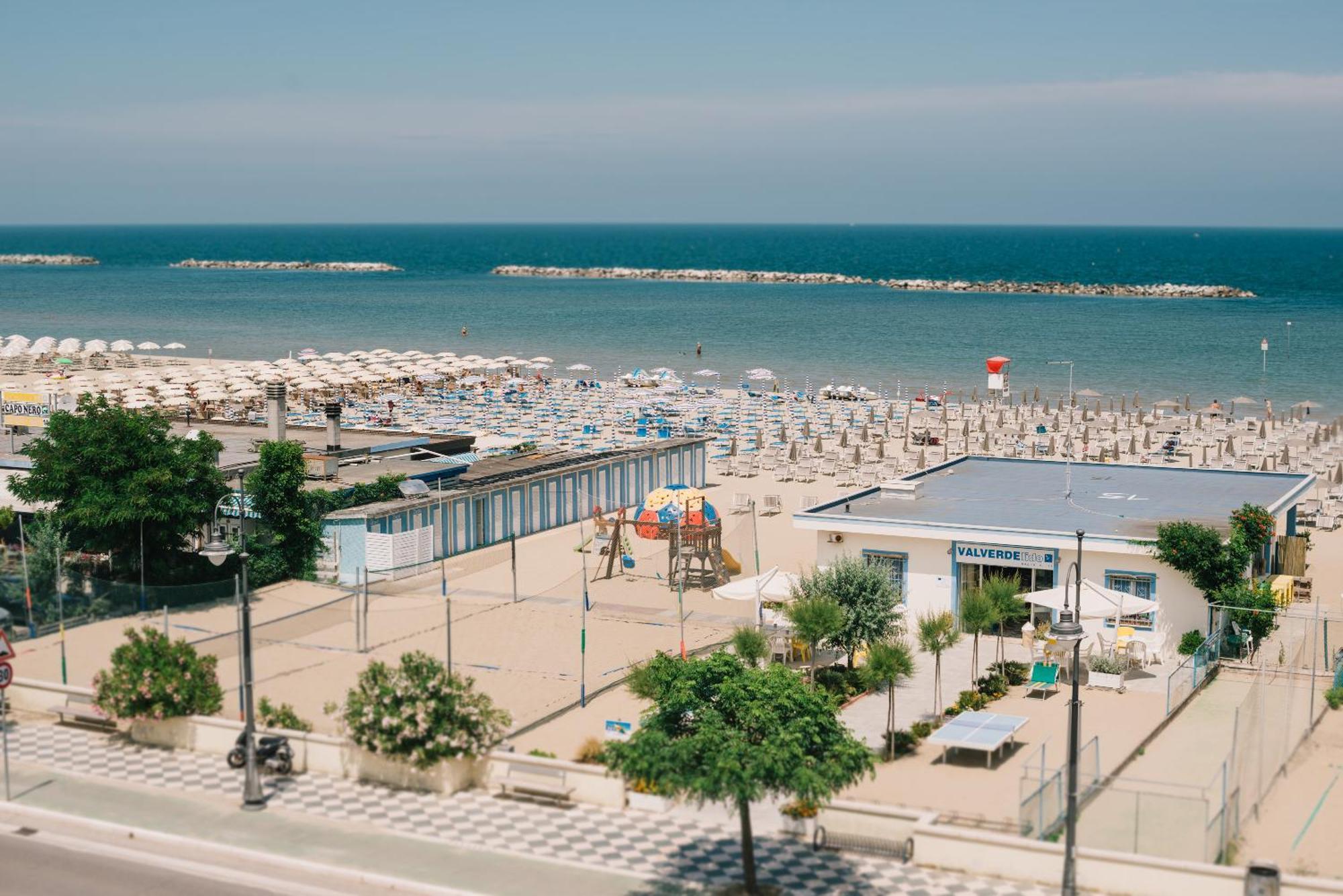Hotel Valverde & Residenza チェゼナーティコ エクステリア 写真